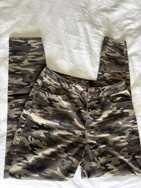 No Boundaries Women’s Skinny Jeans - Green Camo